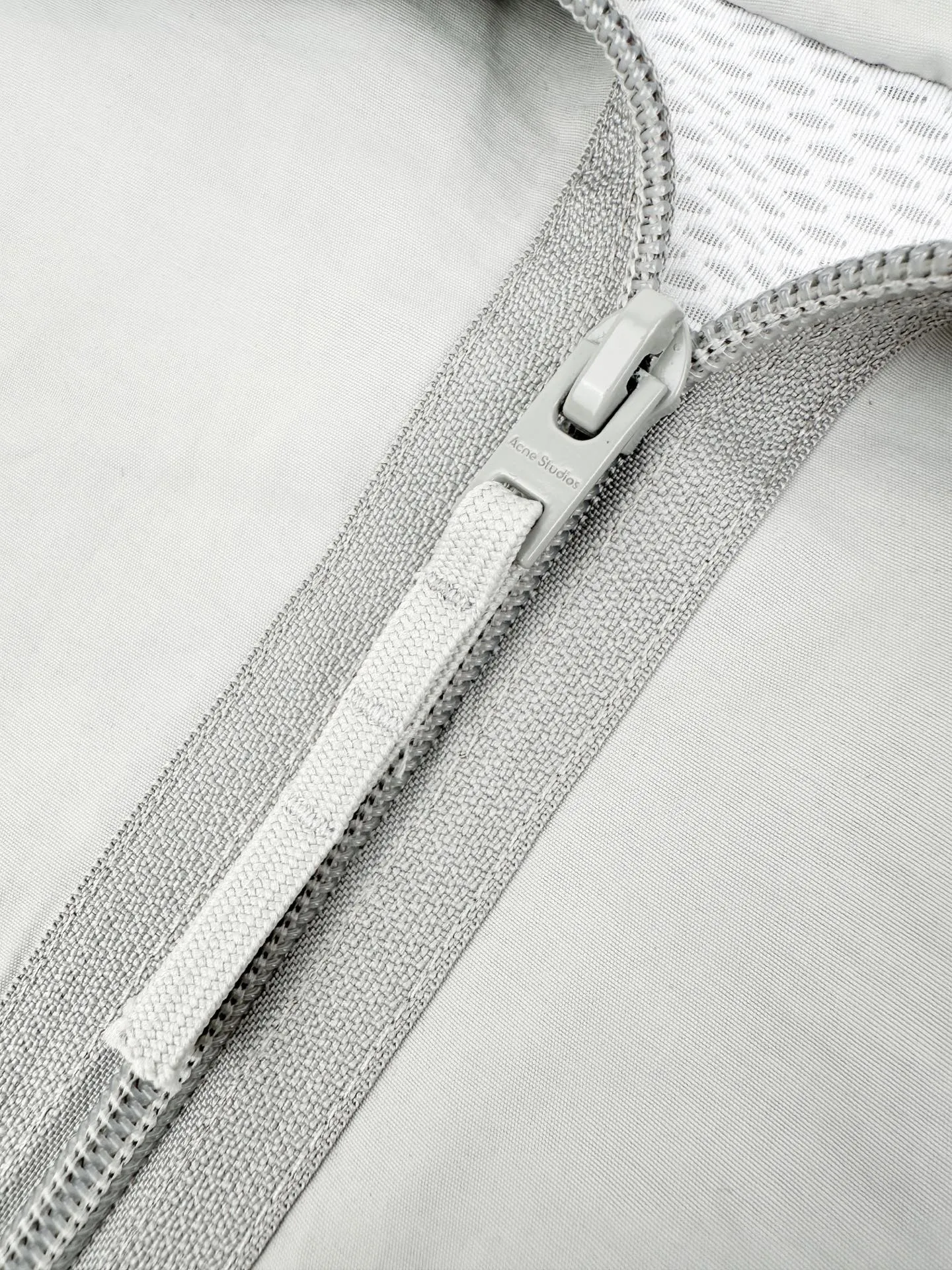Acn Studios embroidered logo jacket Customized Ninglan light woven machine blend Lightweight and windproof Stiff and tough Light gravel cool gray calming the Scandinavian cool minimalist aesthetic Stand-up collar with full zipper for neat opening and closing Full lining on the inside to improve the smoothness of putting on and taking off Elastic elasticated precision cuffs at the hem create a relaxed and loose short-cut silhouette Three-dimensional logo embroidery in the same color on the back Engraved with STOCKHOLM Chronicle The embroidery is integrated with the body of the garment, hiding the brand's traceability context. The minimalist shape integrates the functional core to interpret the relaxed and relaxed style of high-end ready-to-wear. Process 1: Using imported machine embroidery technology. Using advanced computer control systems and precision mechanical components to realize the Acne Studios logo embroidery operation. High precision. The lines are smooth and delicate. Process 2: The fabrics have been fermented and washed. They have a better hand feel and texture. They are not easy to deform, shrink or fade. Maintain long-term beauty Accessories: Customized 1:1 Acne webbing Customized 1:1 Acne zipper Customized 1:1 Acne trademark Version: Loose version Size: 44 46 48 50 Style number: CC 7004
